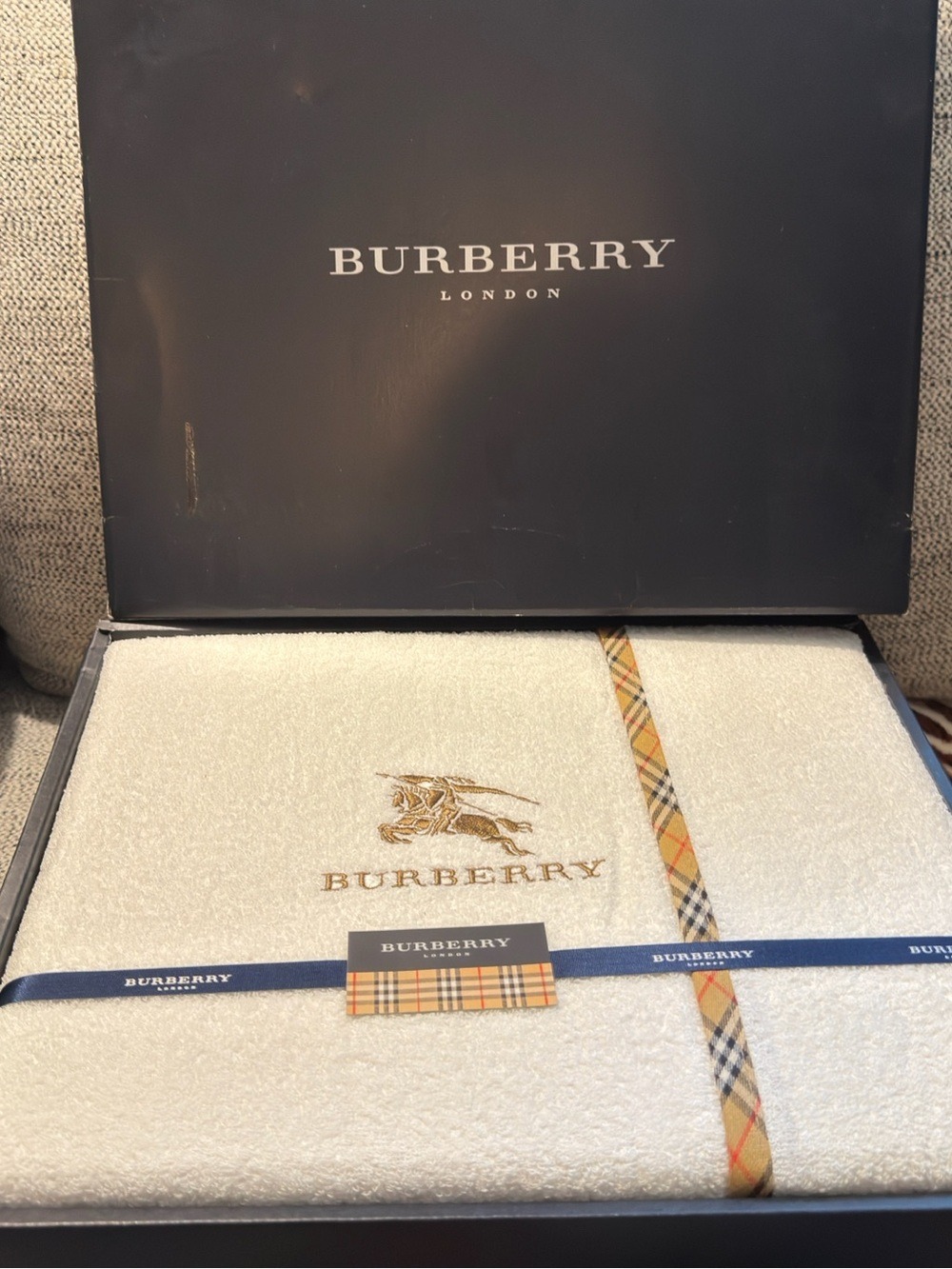 Burberry multipurpose towel / blankets